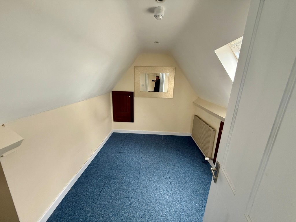 Lot: 45 - COMMERCIAL INVESTMENT WITH PLANNING FOR CONVERSION OF UPPER PARTS - Third Floor - Bedroom two